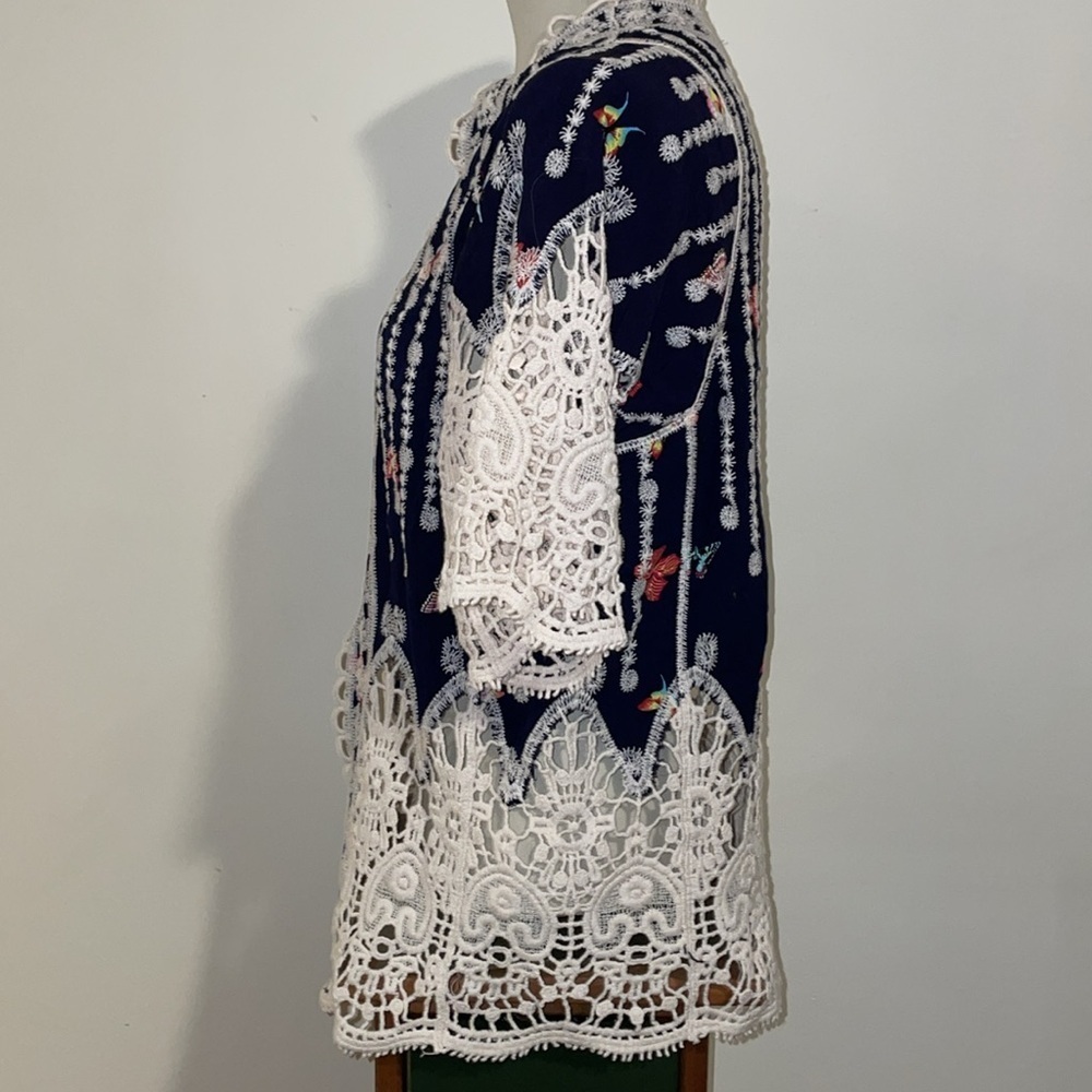 London Kaye Short Sleeve Crocheted Lace & Embroidered w butterfly pattern. - Picture 2 of 9